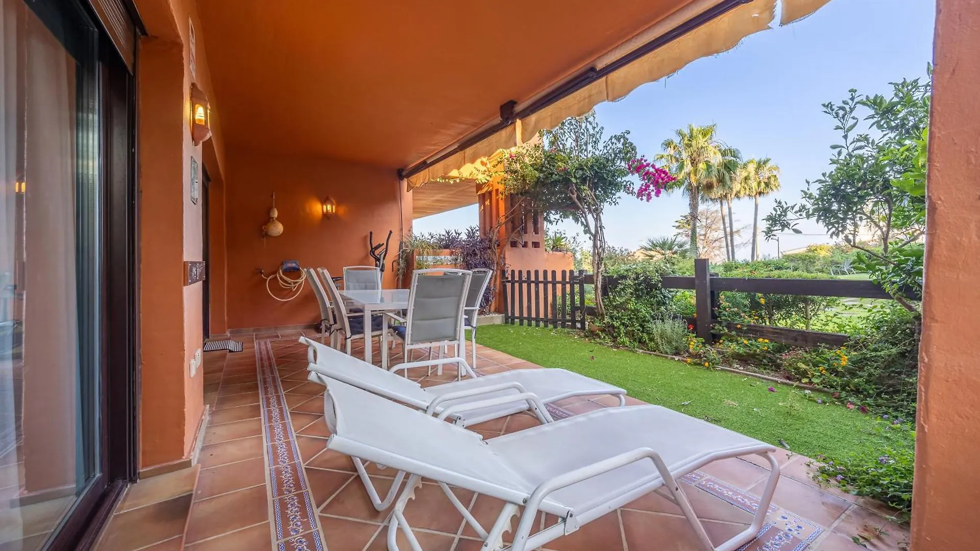 Apartament Bougainvillea Retreat, Espacioso Terraza & Parking Estepona