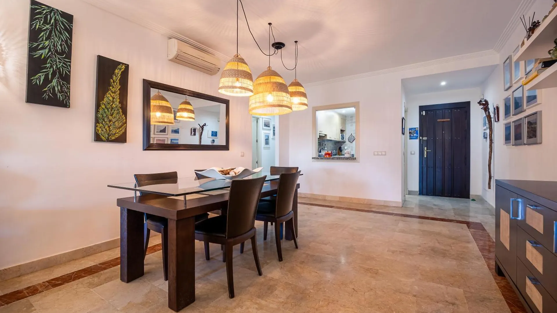 Bougainvillea Retreat, Espacioso Terraza & Parking Estepona Apartament