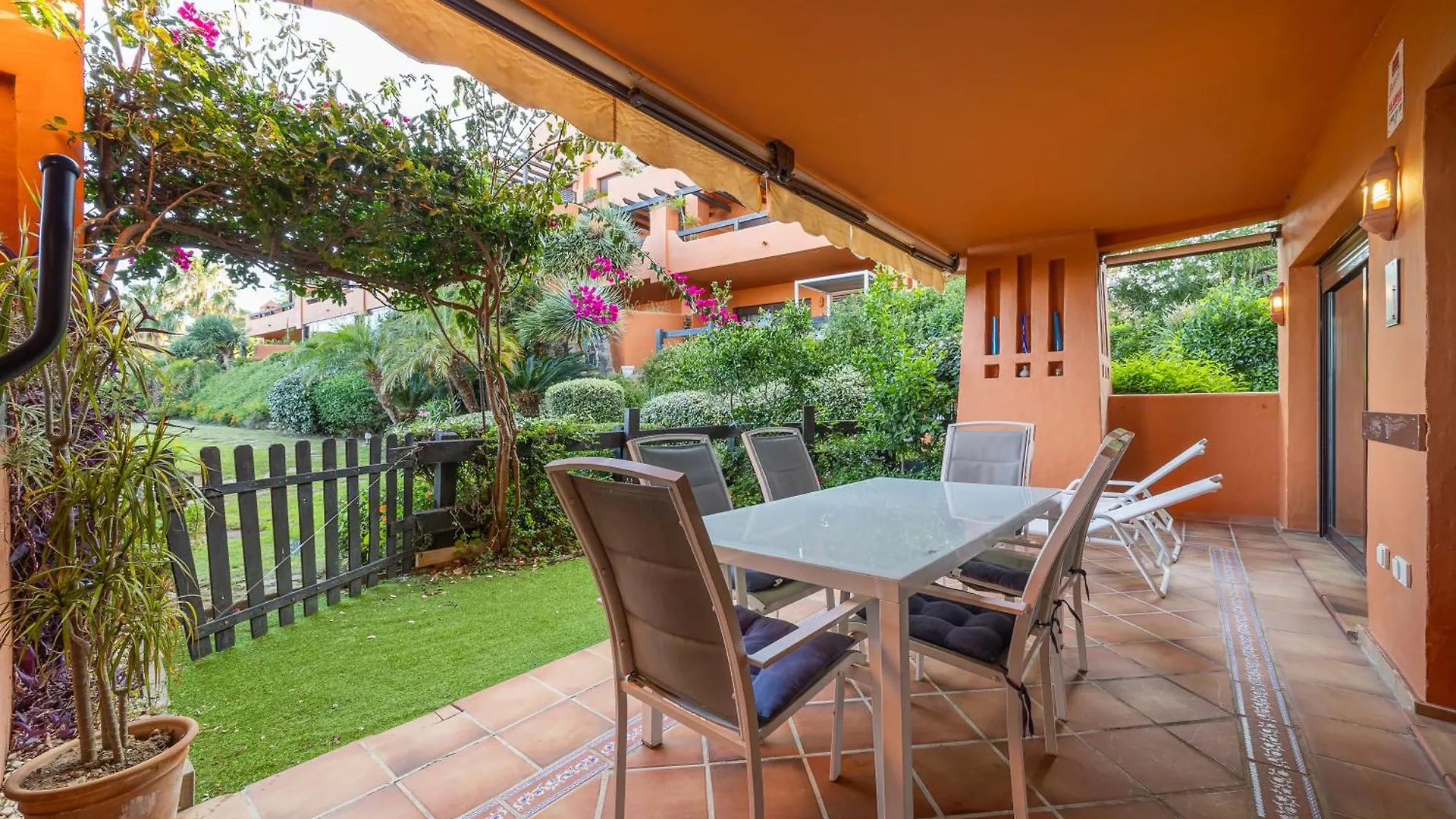 Bougainvillea Retreat, Espacioso Terraza & Parking Estepona 0*,