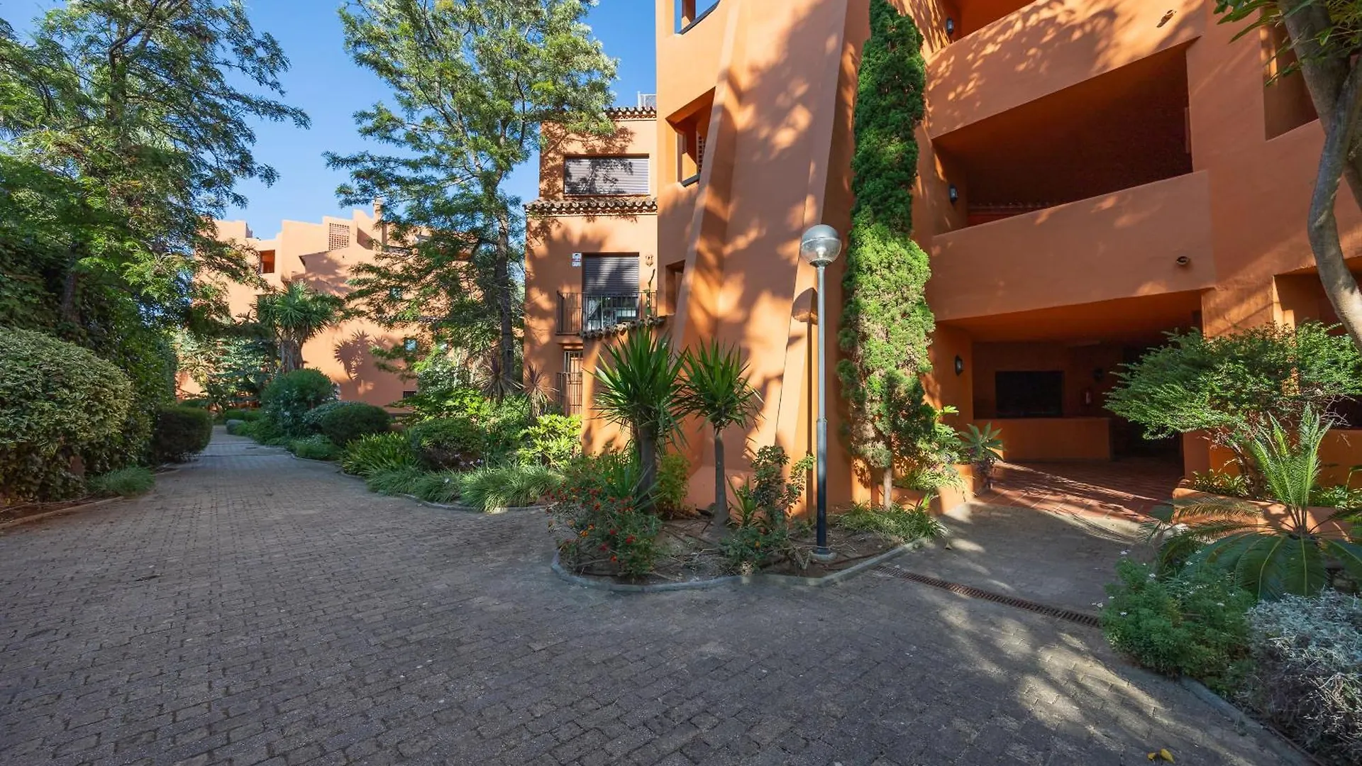 Bougainvillea Retreat, Espacioso Terraza & Parking Estepona