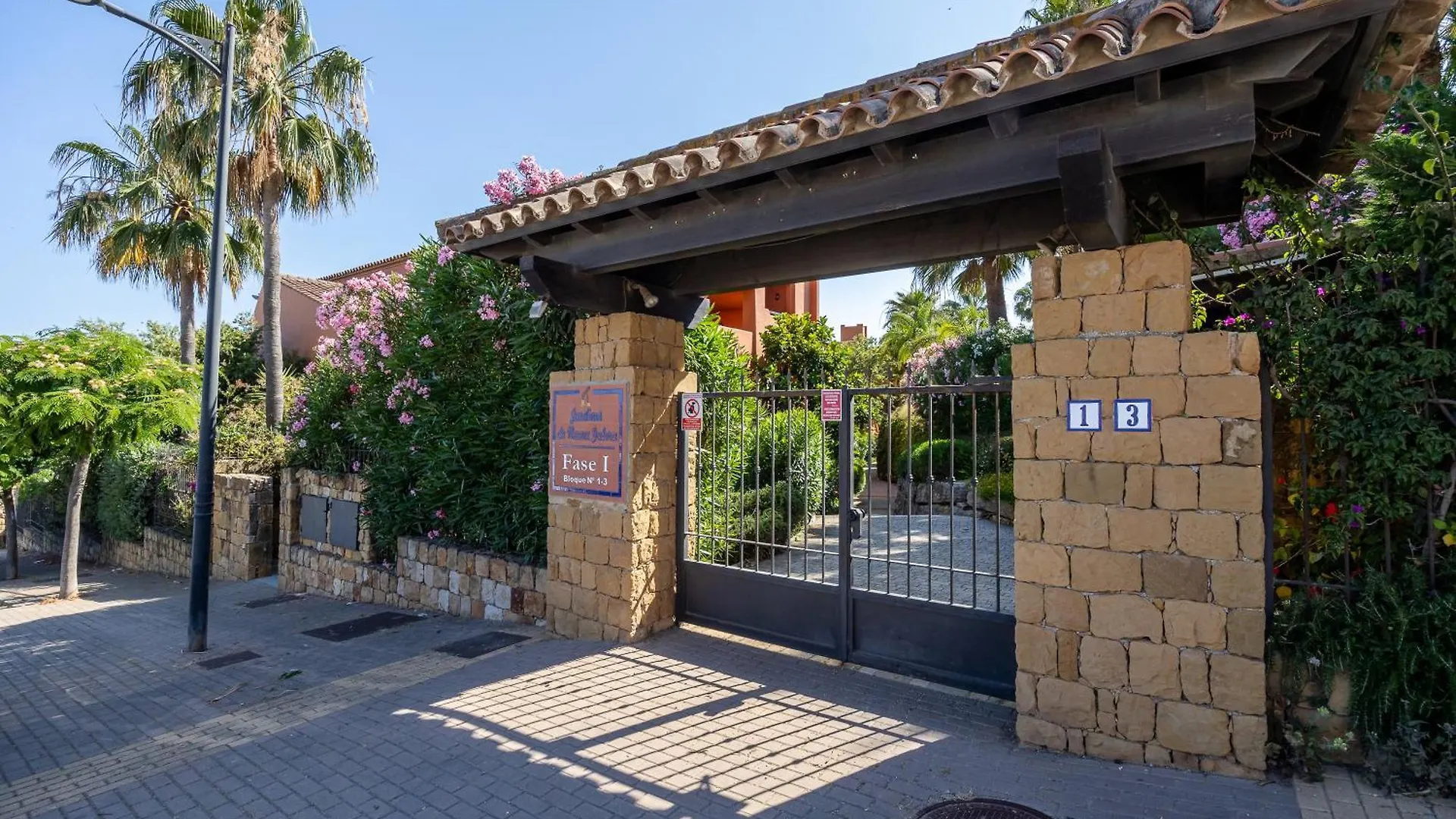 Bougainvillea Retreat, Espacioso Terraza & Parking Estepona Appartement