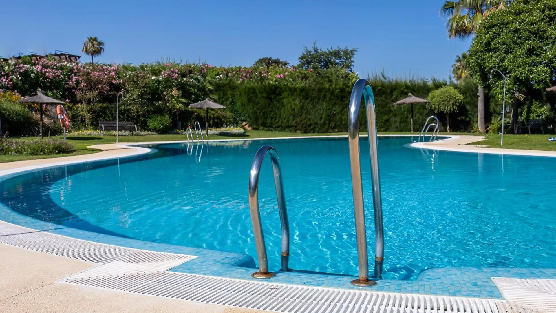 Bougainvillea Retreat, Espacioso Terraza & Parking Estepona