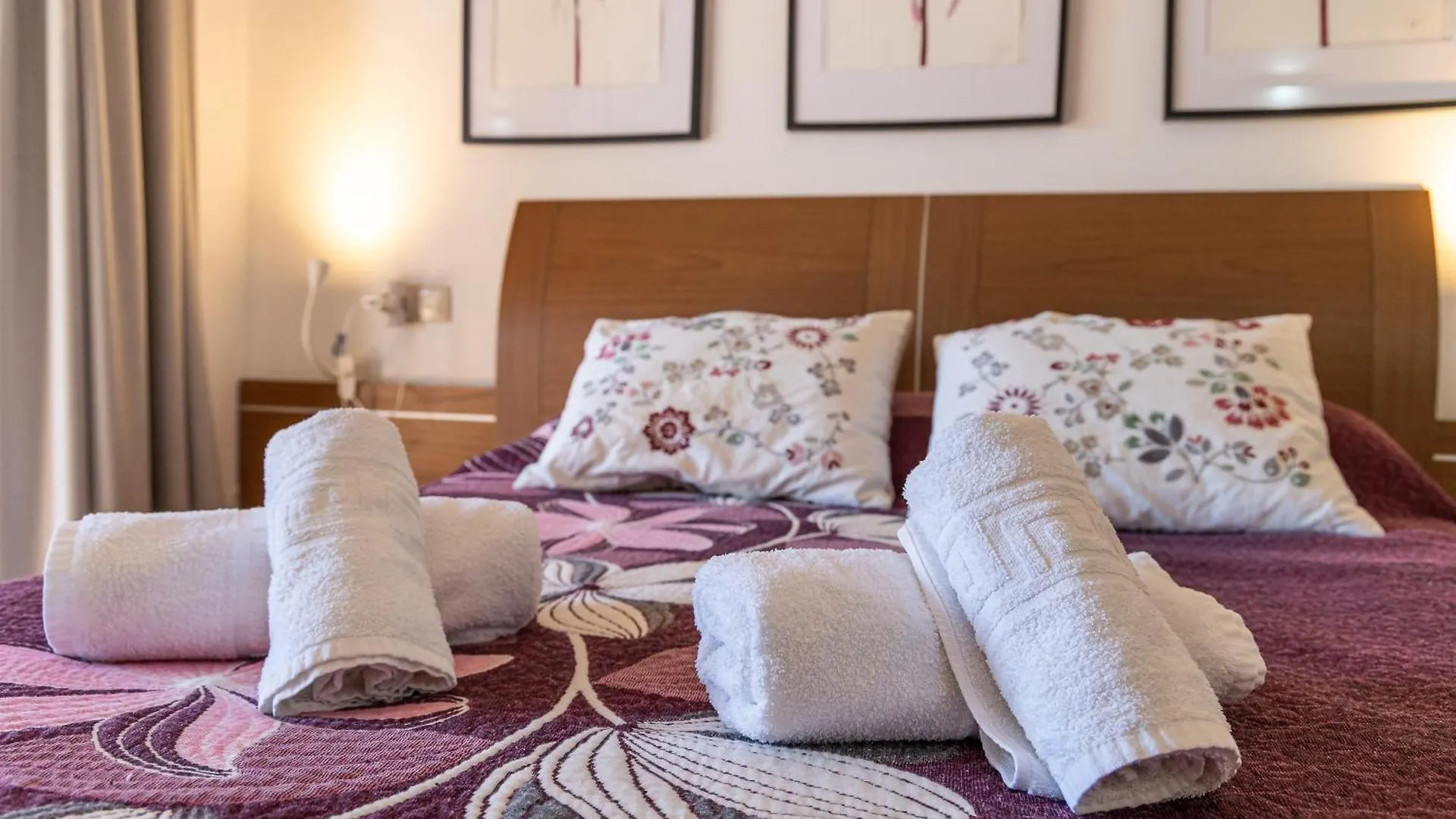 Bougainvillea Retreat, Espacioso Terraza & Parking Estepona Apartament