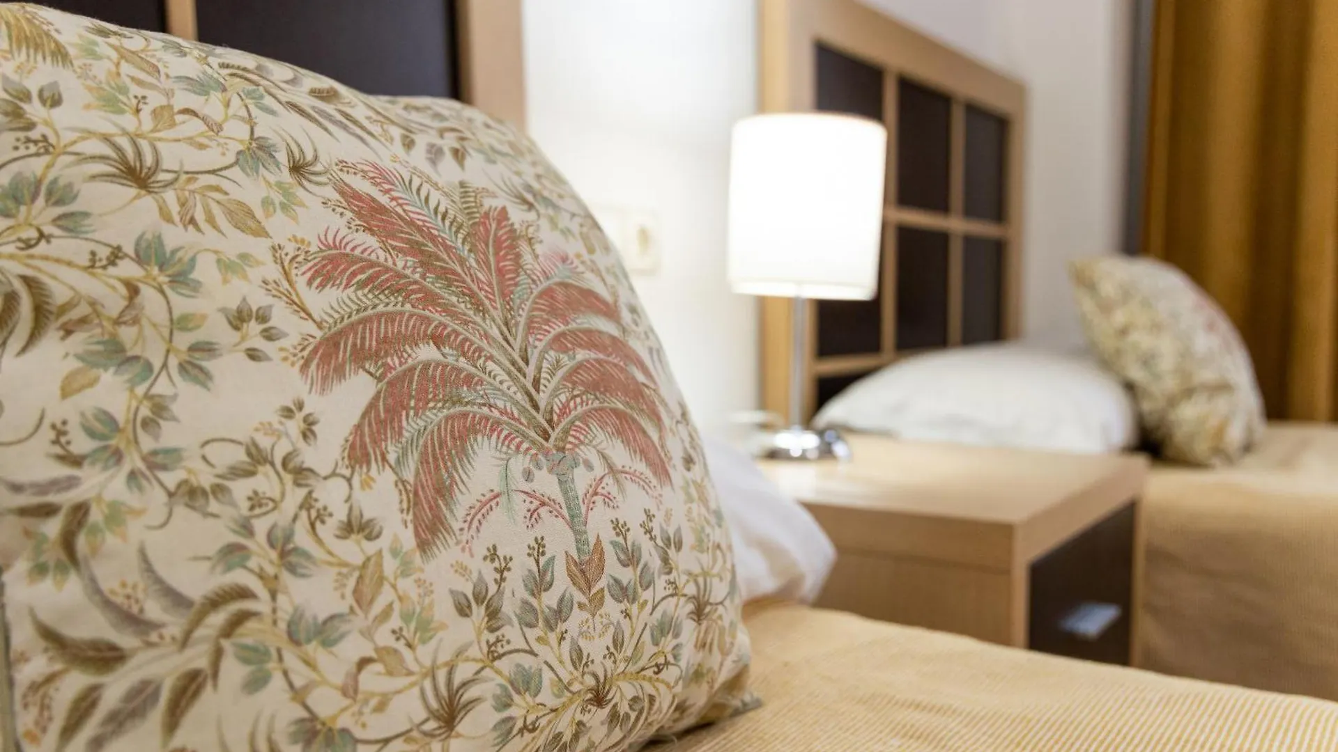 Bougainvillea Retreat, Espacioso Terraza & Parking Estepona Appartement