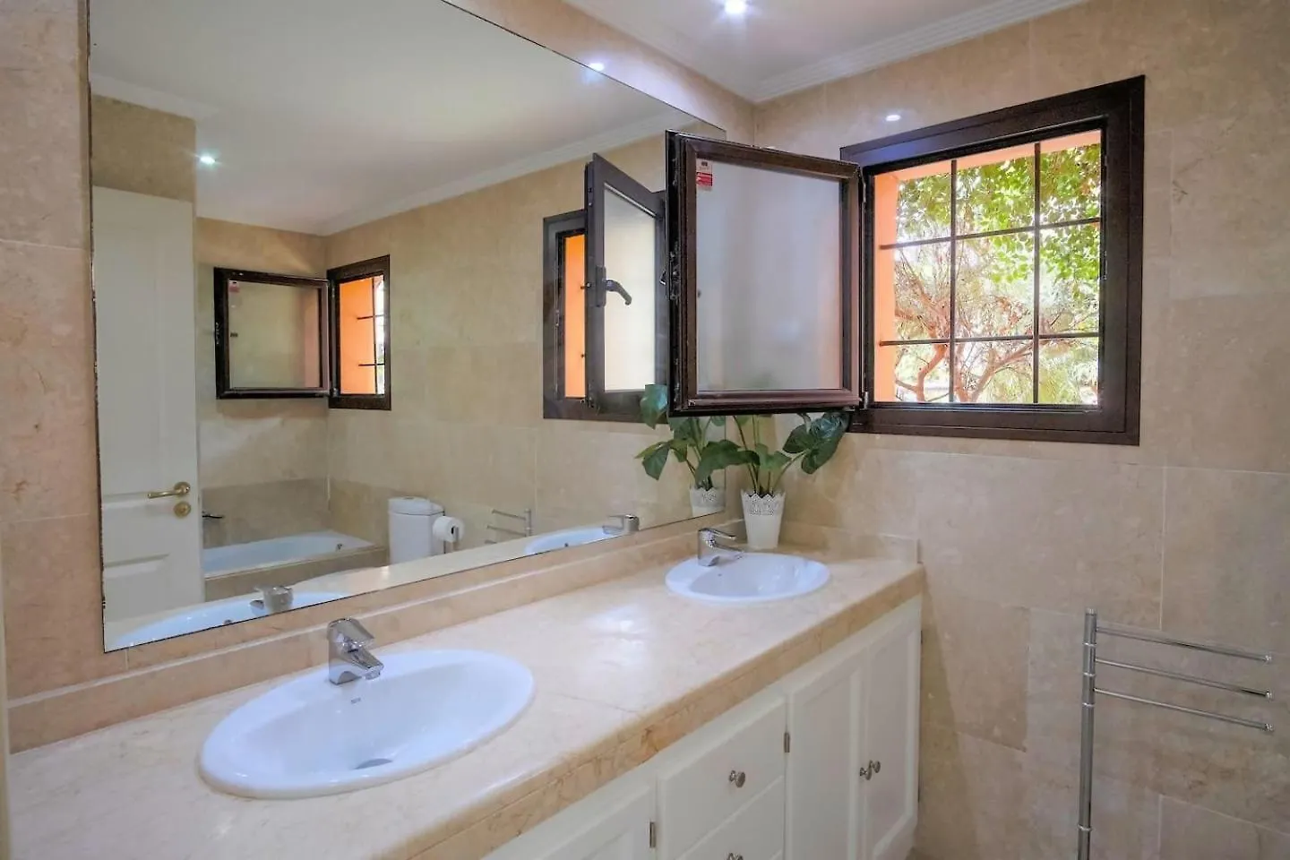 Apartment Bougainvillea Bay Estepona & Parking Spain