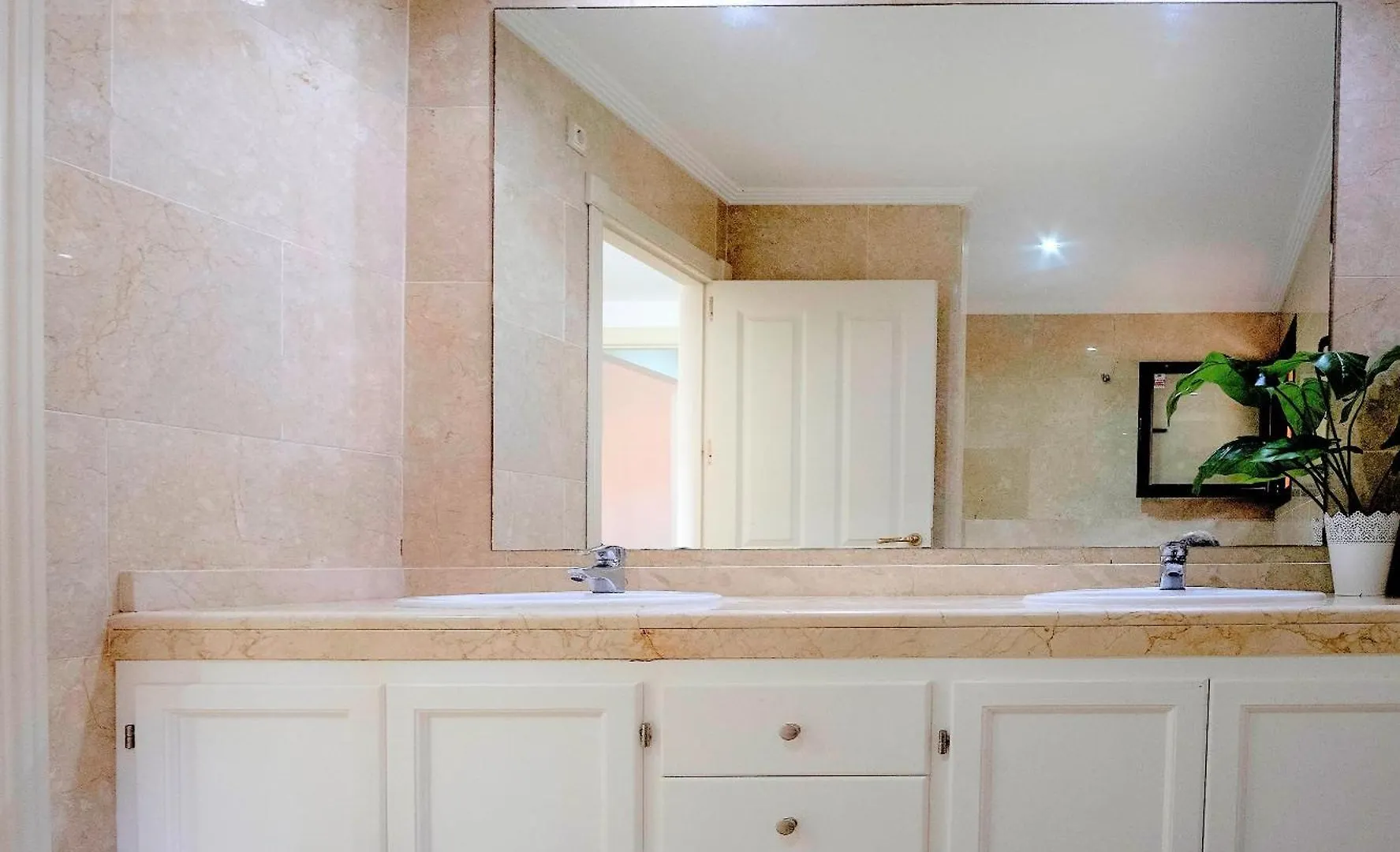Bougainvillea Bay Estepona & Parking Apartment